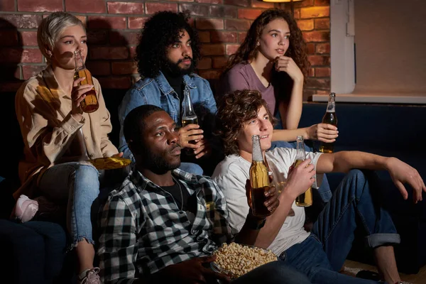 Preocupado grupo de amigos se preocupan mientras ven el deporte juego en la televisión — Foto de Stock