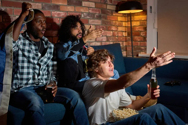 Emotionele jongens die thuis basketbalwedstrijden kijken. Multi-etnische vriendengroep, fans juichen voor favoriete nationale team — Stockfoto