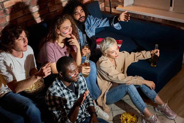 Concepto de amistad, deportes y entretenimiento - amigos molestos que apoyan al equipo de fútbol en casa, animando al equipo favorito — Foto de Stock