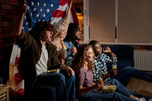 Amigos viendo un gran partido, animando al mejor equipo. Deporte, gente, ocio, amistad y concepto de felicidad — Foto de Stock