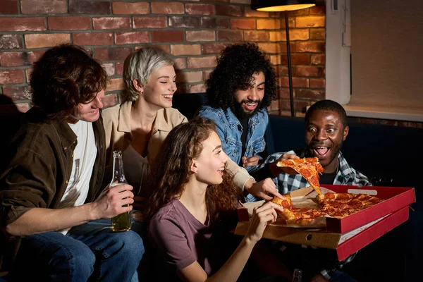 Personas comiendo pizza y viendo tv.Home party. concepto de comida rápida. — Foto de Stock