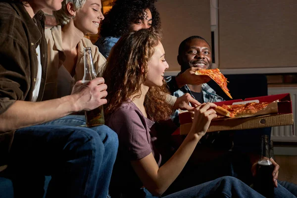 Groep vrienden eten pizza en kijken naar tv.Home party.Fast food concept. — Stockfoto