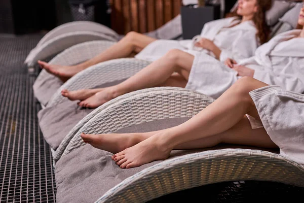 Крупним планом красиві стрункі жінки з ідеальною здоровою шовковистою шкірою ніг після спа-процедур — стокове фото