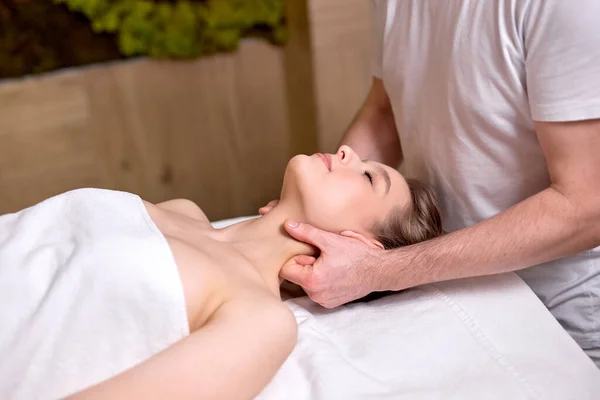 Masaje mujer Spa. Masaje facial y de cabeza en salón de spa de belleza. Mujer disfrutando relajante cuerpo y masaje facial — Foto de Stock