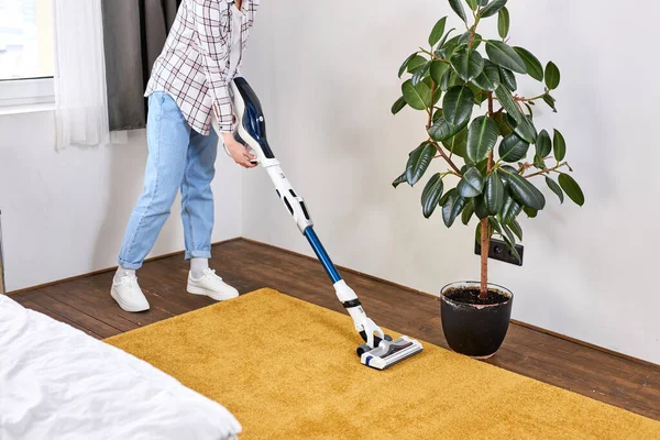 Rumah tangga, pekerjaan rumah tangga dan konsep pembersihan. wanita muda atau ibu rumah tangga dengan vacuum cleaner di rumah — Stok Foto