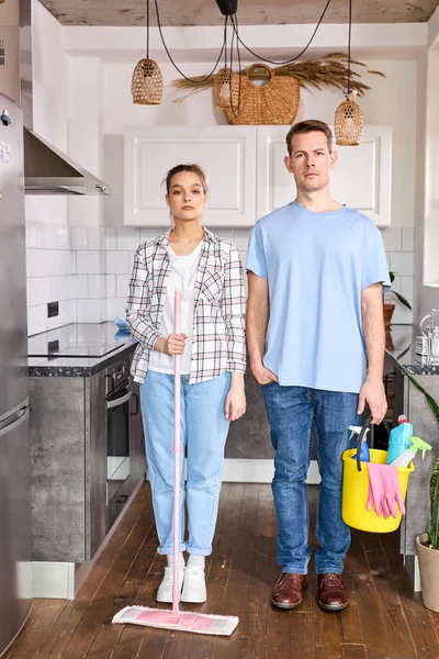 Potret para pembersih kaukasia pria dan wanita yang berdiri di rumah sebelum bersih-bersih dan bersih-bersih — Stok Foto