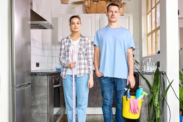 Nice caucasian janitors man and woman standing at home before housekeeping, cleaning — Stock Photo, Image