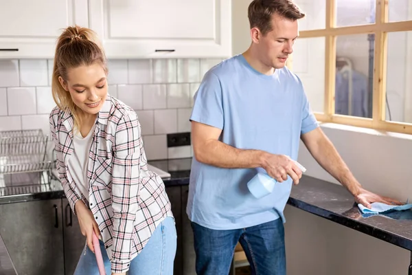 Positivo caucásico pareja limpieza cocina juntos, amable hombre y mujer disfrutar de limpieza — Foto de Stock