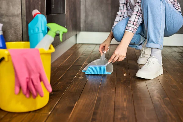 Mãos femininas cortadas varrendo Poeira com escova e espanador, segurando vassoura e varrendo chão, coletando poeira em dustpan — Fotografia de Stock