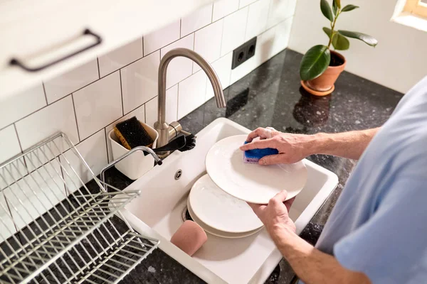 Hombre cortado lavar los platos en la cocina del hogar. primer plano manos masculinas haciendo hogar —  Fotos de Stock