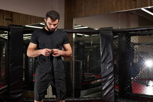 Mma kaukasiska fighter gör sig redo för strid, stannar på boxning ring, kopiera utrymme — Stockfoto