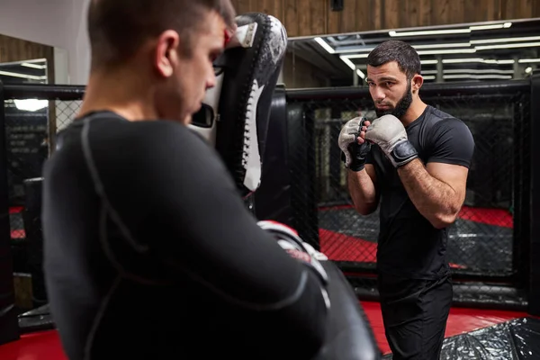 Forte lutador confiante ou treinamento de lutador com lutador profissional de MMA no ginásio no anel — Fotografia de Stock