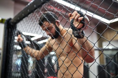 Karışık Dövüş Sanatları. mma, genç dövüşçü sekizgende, ringden ringe dinleniyor.