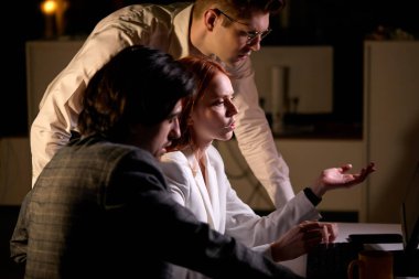 Gruptaki Güvenilir İş Adamları Ekibi Belgeleri Kontrol Ediyor