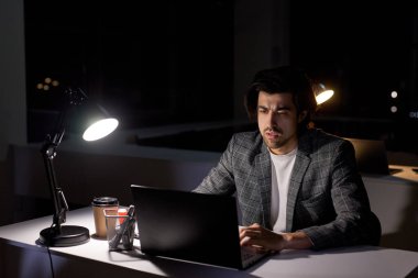 Düşünceli Adam Bilgisayarda İş Planı Okudu, Soru Görevi Hakkında Düşünüyor