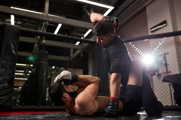 强大的专业MMA战斗机在行动中打拳.肌肉运动家。运动、健康生活方式 — 图库照片