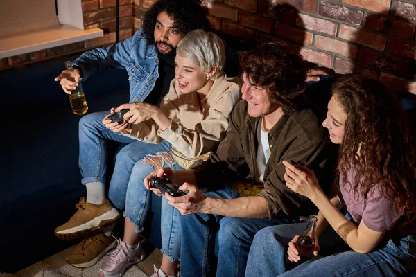 학생들은 비디오 게임 을 즐기며 집에서 쉬고 있다 — 스톡 사진