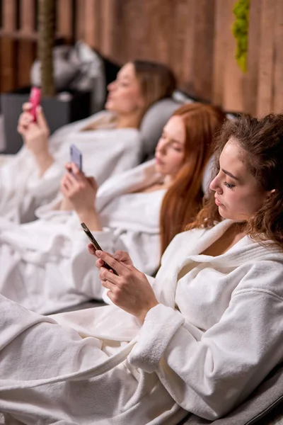 年轻白种人在温泉后使用手机，放松 — 图库照片