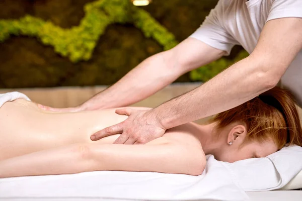 Irriconoscibile caucasico bianco donna avendo indietro massaggio da maschio massaggiatore — Foto Stock