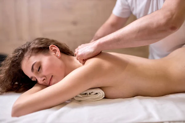 Problemy kobiecego ciała.Zdrowy masaż dla młodej zrelaksowanej kobiety w centrum odnowy biologicznej. Idealna skóra — Zdjęcie stockowe