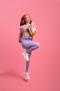 Pozitif kızıl saçlı kadının tüm vücudu önce el kaldırıyor.