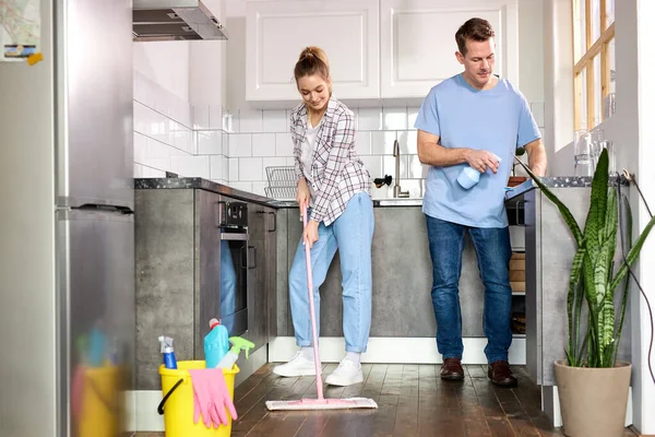 Due inservienti pulizia cucina e mopping pavimento a casa — Foto Stock