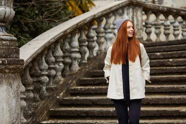 Genç, sevimli bir bayan ziyaretçi eski bir yerden geçiyor, tarihi bölgeyi keşfediyor.