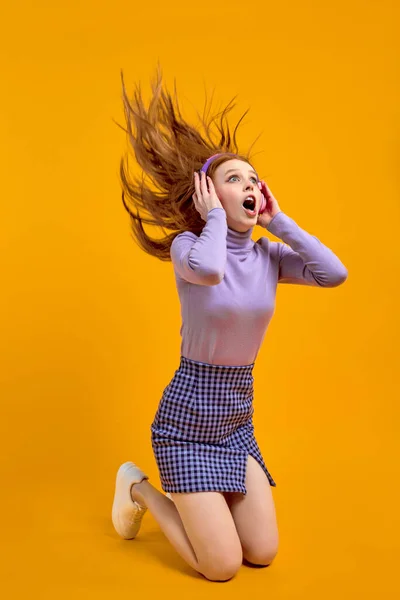 Retrato de excitado caucásico pelirroja hembra teniendo pelo volar mientras escucha música — Foto de Stock