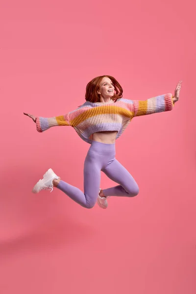 Портрет счастливой веселой женщины прыгать или летать, спешить бежать к своей мечте — стоковое фото