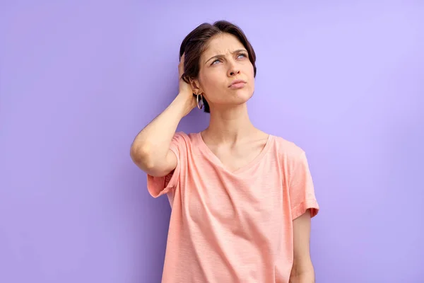 Laisse-moi réfléchir. jeune femme aux cheveux courts pensant, en contemplation — Photo