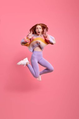 Şaşırmış kadın yükseğe zıpla Kara Cuma satış merkezinin açılışını kutla