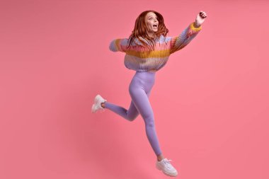 Satış indiriminden sonra koşan heyecanlı kadın atlayışı.