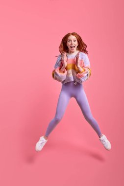 Kafkasyalı kızıl saçlı, heyecanlı kadın siyah cuma indirimlerine atladı.