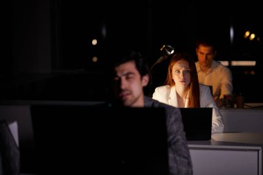 Kızıl saçlı kadın programcı yeni bir proje üzerinde çalışıyor.