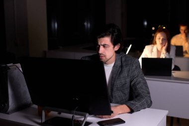 Bilgisayarda çalışmaktan endişelenen yorgun beyaz erkek portresi.