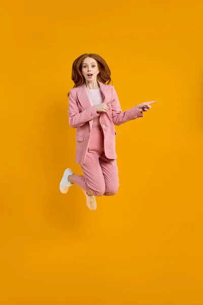 Teljes hosszúságú fotó vicces hölgy rózsaszín öltöny ugrás fel magas látni alacsony vásárlási árak — Stock Fotó