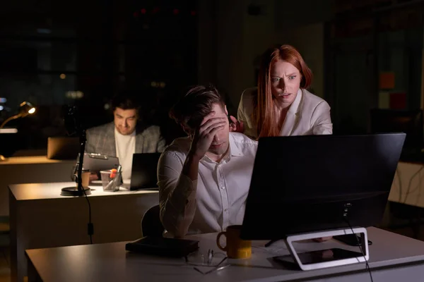 Assustado preocupado ansioso ruiva mulher é insatisfeito com o trabalho de masculino no escritório — Fotografia de Stock