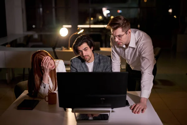 Empresários ambiciosos e confiantes usando o computador desktop, à noite — Fotografia de Stock