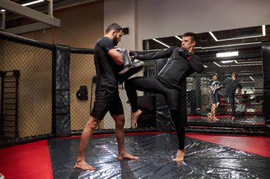 MMA. İki genç profesyonel boksör, dövüşen sporcular. Spor, rekabet, heyecan ve insani duygular kavramı