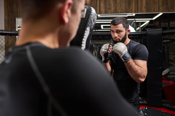 Svalová sebevědomí bojovník nebo zápasník trénink s profesionálním MMA bojovník v tělocvičně v kruhu — Stock fotografie