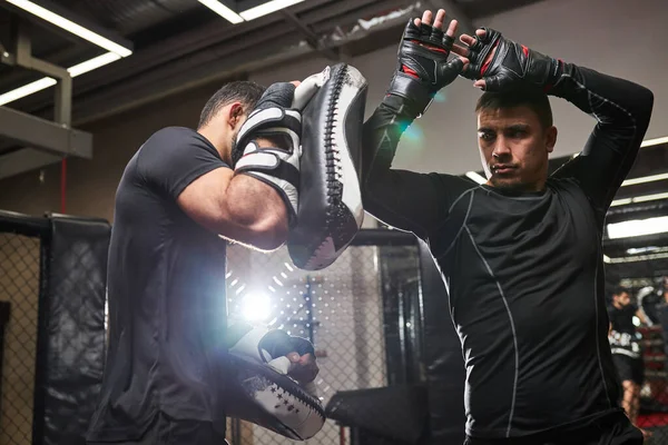 Dövüşten önce antrenman yapan iki sporcu, kickboks antrenmanı, güç ve motivasyon. — Stok fotoğraf