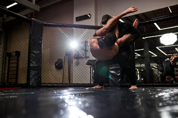 Fit Muscular professional boxers boxing, fit muscular caucasian athletes fighting — Stock Photo, Image