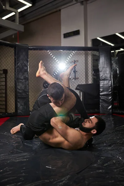 MMA. Dois boxeadores profissionais musculares boxe, apto atletas caucasianos musculares lutando — Fotografia de Stock