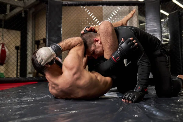 Misto de artistas marciais batendo uns aos outros, lutando sem regras no ginásio, formação mma — Fotografia de Stock