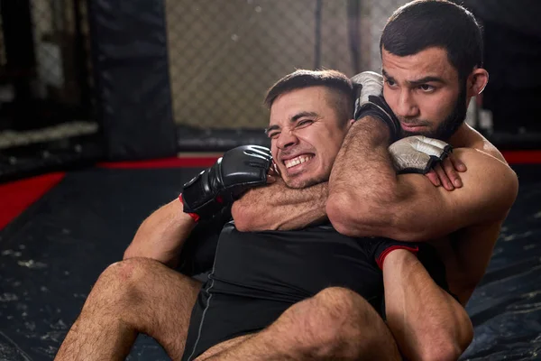 Deux hommes boxeurs dans des gants se battent à la salle de gym en utilisant le grappin — Photo