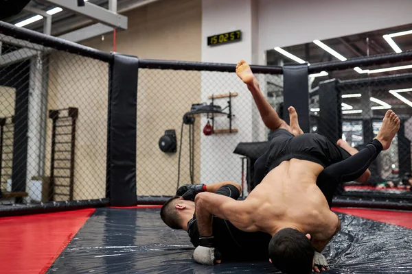 El hombre luchador de forcejeo hace la lucha sumisa. Practica técnicas de lucha —  Fotos de Stock