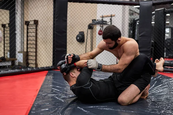 MMA. Dos jóvenes boxeadores profesionales de boxeo, en forma de atletas caucásicos musculosos luchando —  Fotos de Stock