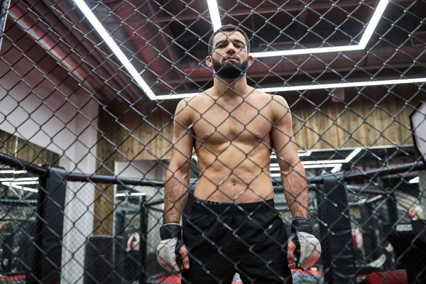Retrato de lutador de MMA pensando em estratégia para jogo, de pé no ringue — Fotografia de Stock