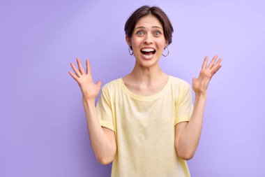 İyimser kadın gülüşü, kameraya poz veren sıradan tişörtlü mutlu kadın.