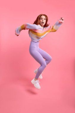 Satış indiriminden sonra koşan heyecanlı kadın atlayışı.